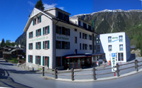 Blick von Belalp-Bahn auf Hotel mit altem Dorf im Hintergrund