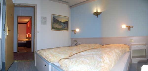 Standard Doppelzimmer Seite Belalp (auf Wunsch Zimmer mit Verbindungstre)